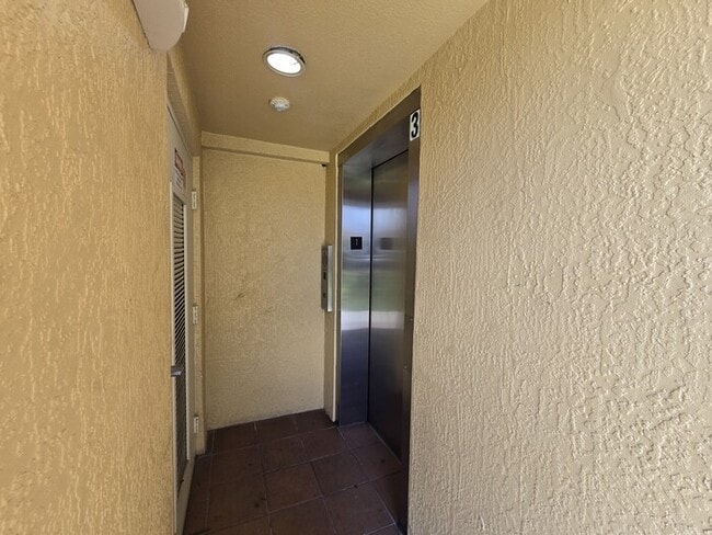 Building Photo - 1 Bed 1 Bath Condo For Rent in Tampa $1499