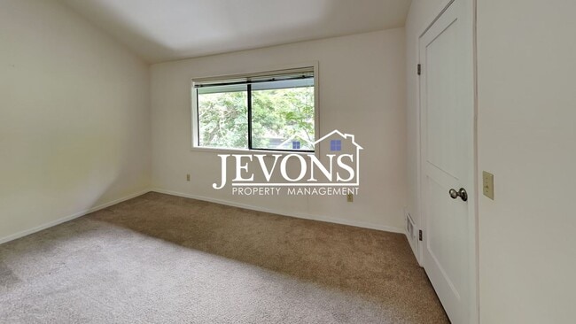 Building Photo - Top-floor 2-level condo with brand-new kit...