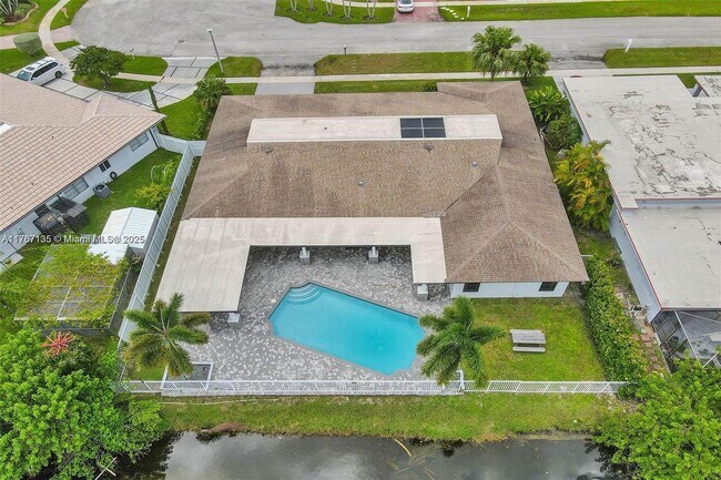 Building Photo - 16610 Royal Poinciana Ct