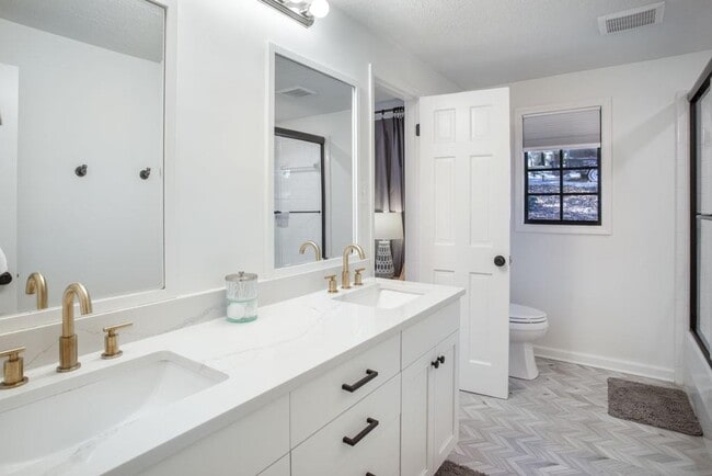 Building Photo - 8885 Bay Dr