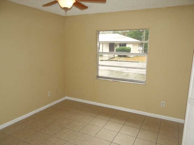 Building Photo - 2/1 rental - Move in special