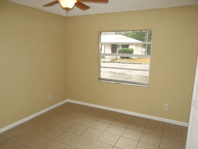Building Photo - 2/1 rental on a quiet street - Move in special