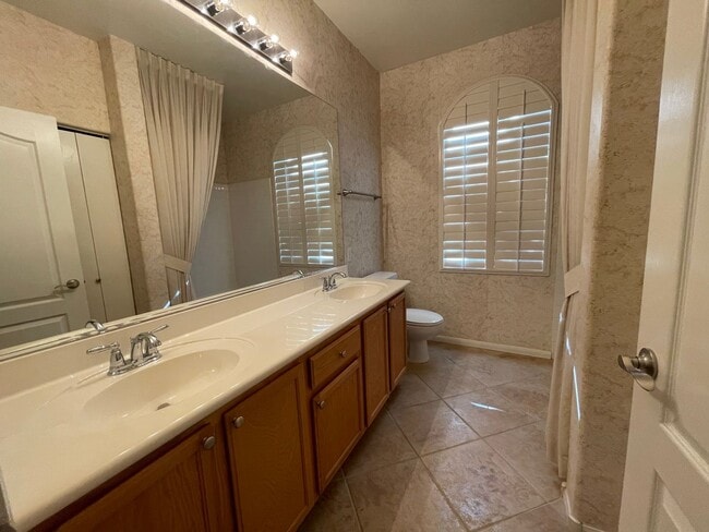 Building Photo - Mission Ridge Condos-Gorgeous 2nd Floor Un...