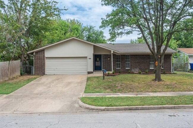 Building Photo - Perfect location near Rhema in Broken Arrow!