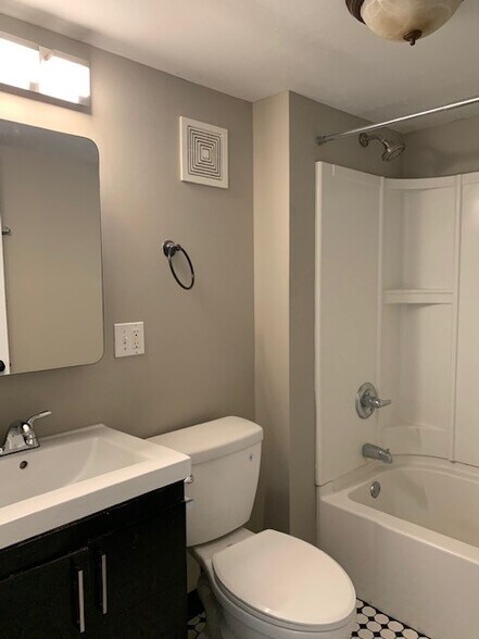 Building Photo - 827 W 44th St