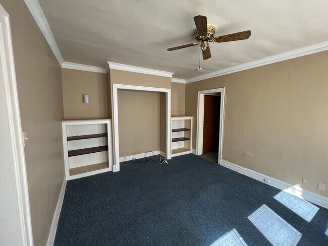 Building Photo - East Albany Park Apts!