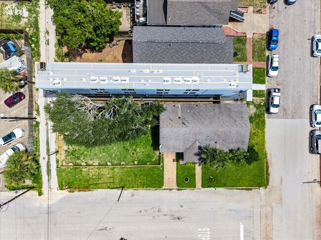 Building Photo - 728 7th St