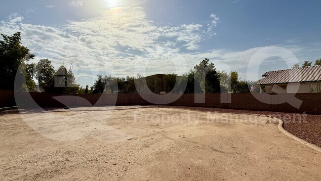 Building Photo - 417 E Cantebria Dr