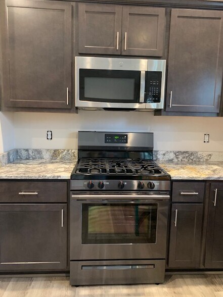 Gas stove/oven - 100 Covington Cove