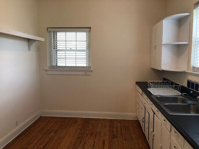 Building Photo - Historic 1 BR/1 BA Upstairs Apartment