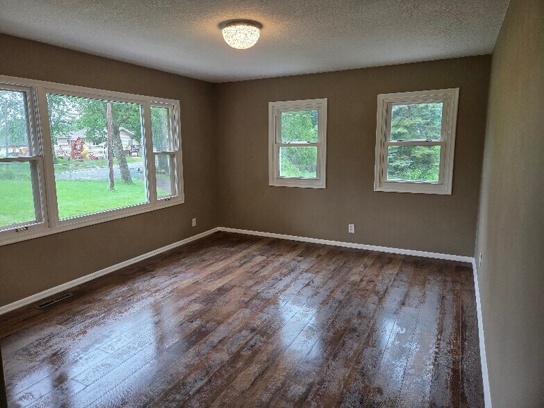 Building Photo - 3311 Interlachen Dr NE