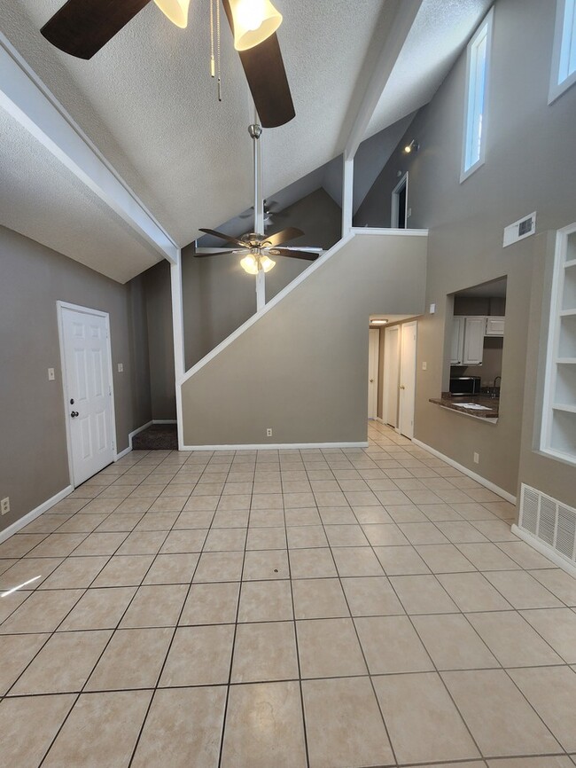 Building Photo - 3 bed 2 bath 2 story townhome, 1 carport