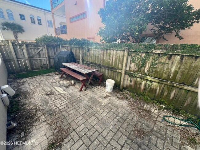 Building Photo - 1018 1st St S