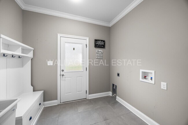 Building Photo - GORGEOUS 4 BEDROOM IN HARDIN VALLEY!!!!