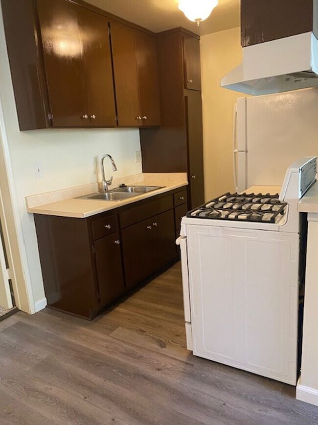 Building Photo - Beautiful One Bedroom