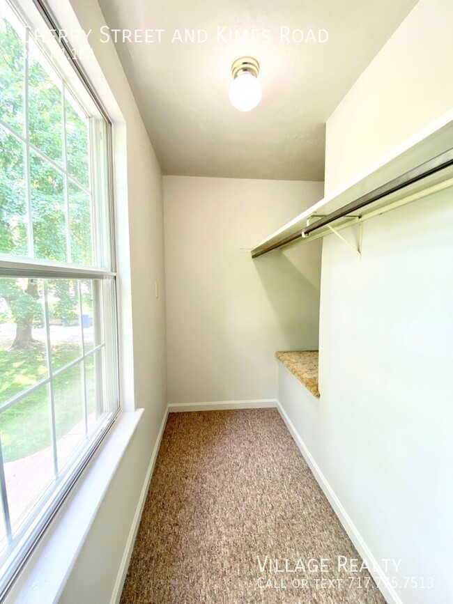 Building Photo - Available late-December! 3-bed Duplex in D...