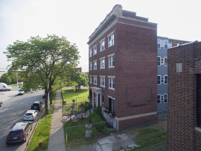 Building Photo - 484 Brainard St