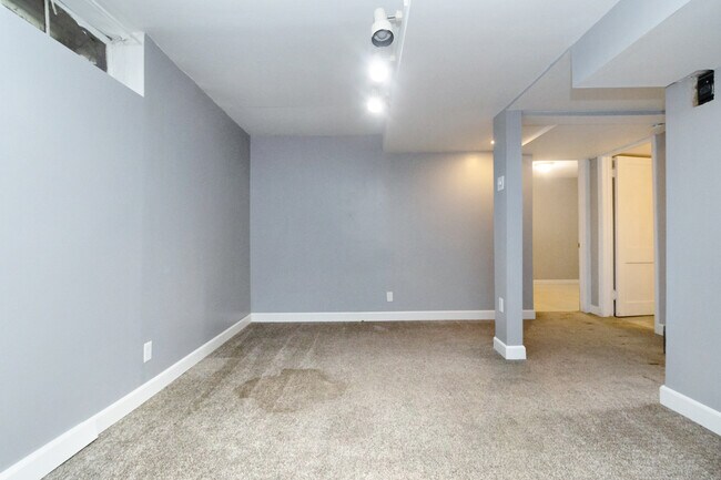 Building Photo - 819 Bertrand St