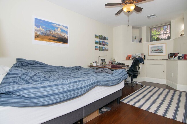 Building Photo - Charming 4 Bedroom