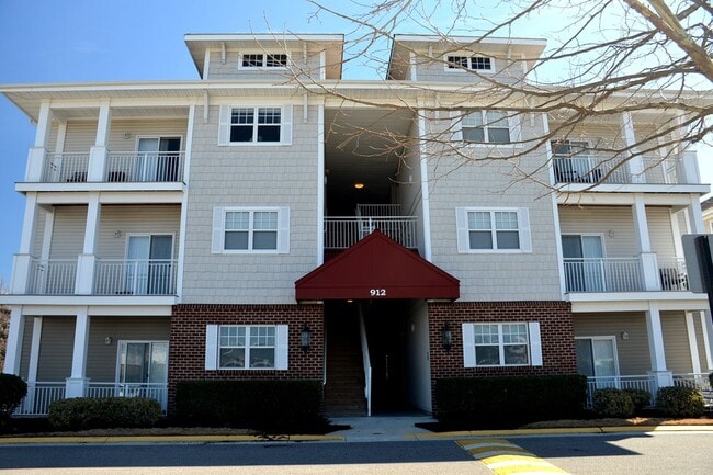 Building Photo - ENJOY CAREFREE LIVING AT IT'S BEST W/ PRIME LOCATION NEAR TOWN CENTER!!