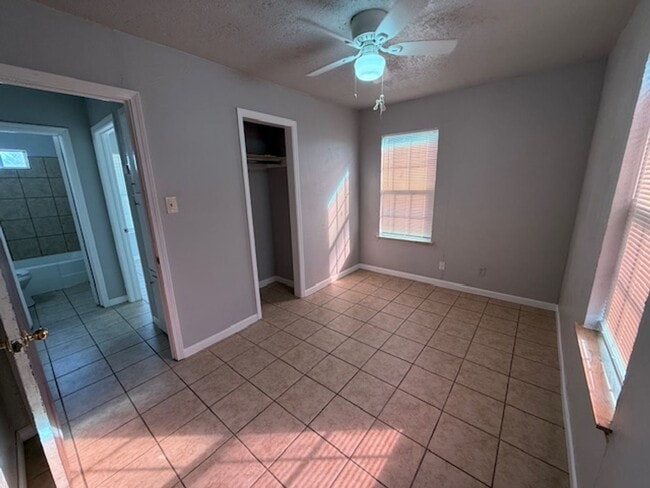 Building Photo - Super cute Home!