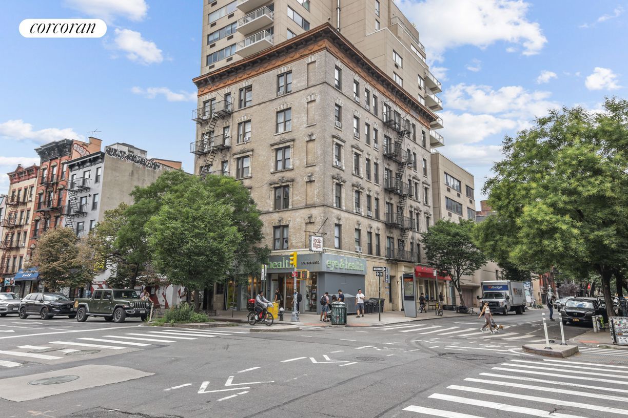 Building Photo - 242 E 10th St