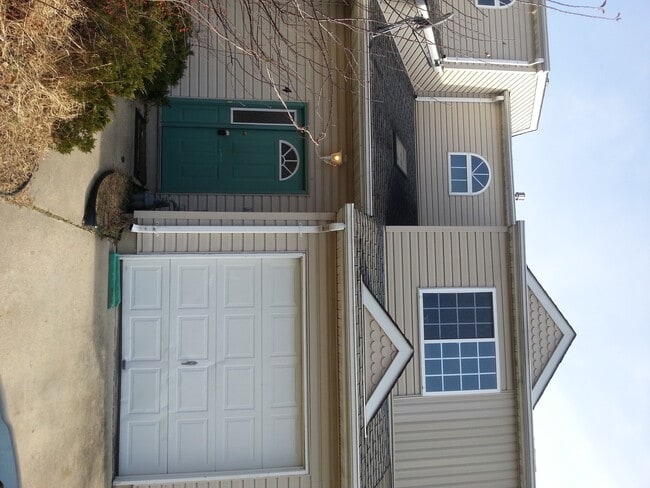 Primary Photo - 3 Bedroom 2.5 bath w/1 car garage - Countr...