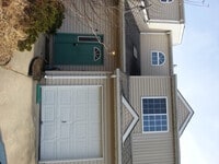Building Photo - 3 Bedroom 2.5 bath w/1 car garage - Countr...