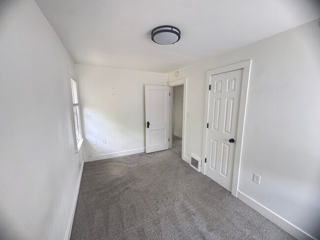 Building Photo - Adorable 3 bedroom home with central air a...