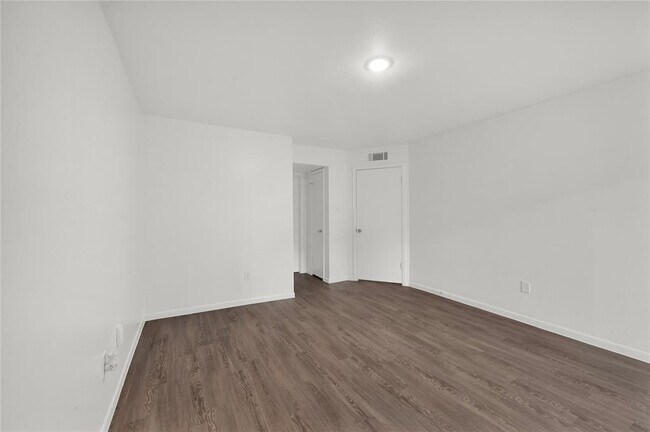 Building Photo - 8425 Hearth Dr