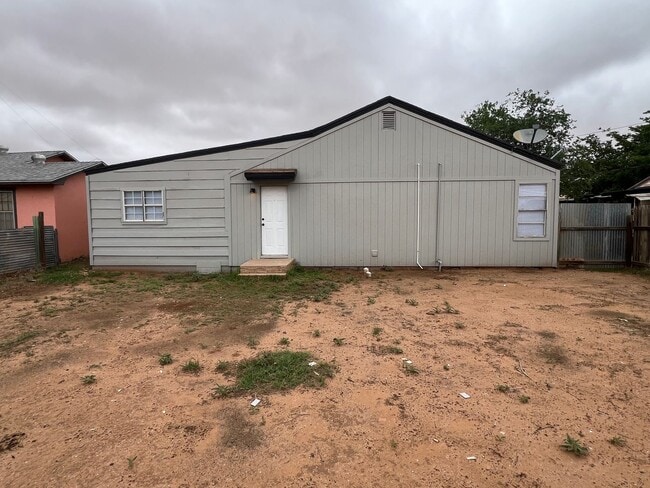 Building Photo - 4-bedroom, 1.5-bathroom rent house located...