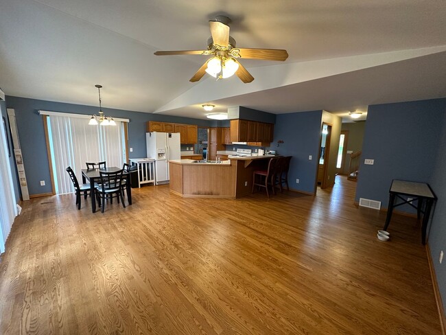 Building Photo - Huge 3BR/3BA house on Madison's West Side!