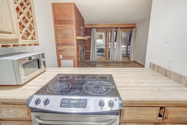 Building Photo - Wilderness One Bedroom Available 7/7!  Close to hiking trails and great amenities.  Amazing SUN!