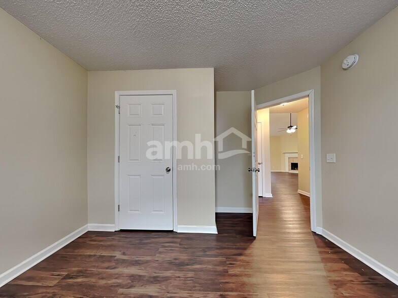 Building Photo - 307 Pebble Dr