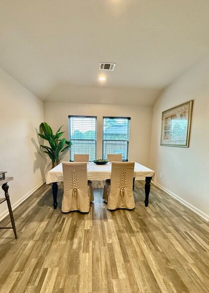 Building Photo - 302 Del Monte Dr