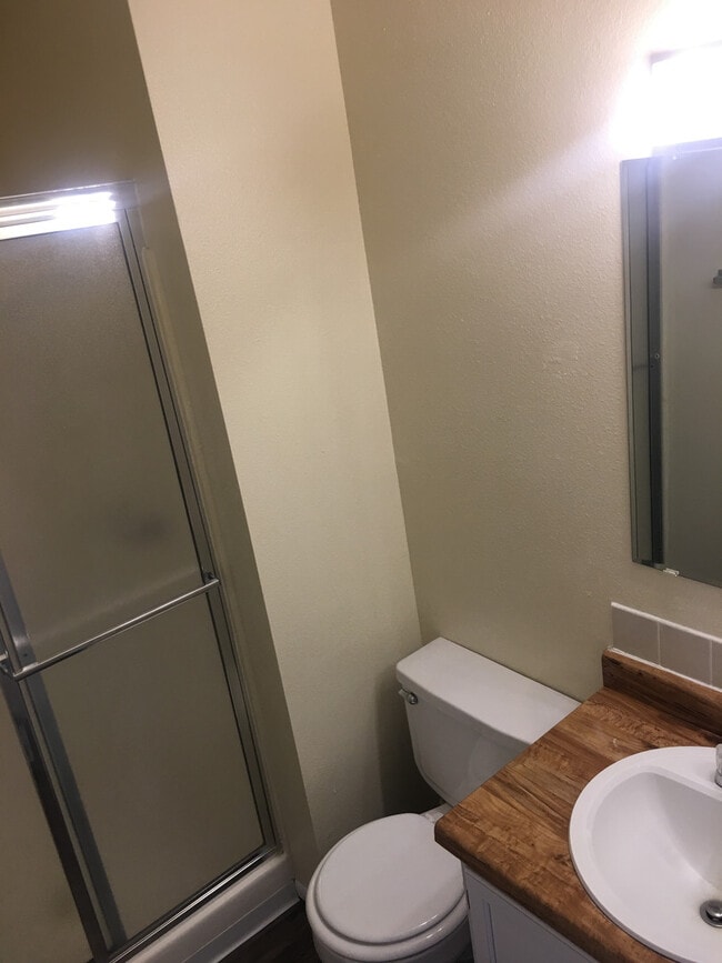 Building Photo - 2 Bedroom Condo in Country Club Villas Com...