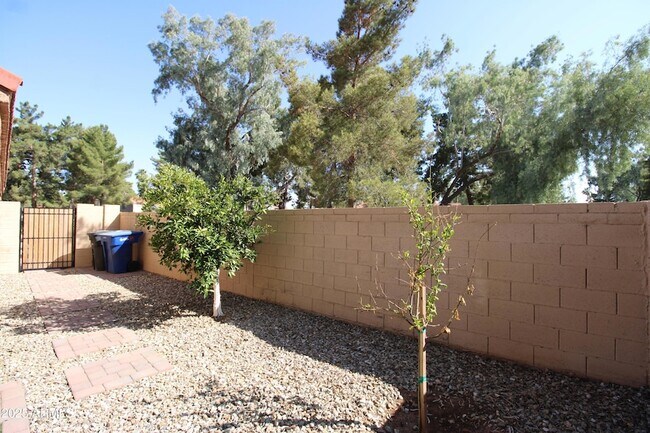 Building Photo - 602 N Cobblestone St