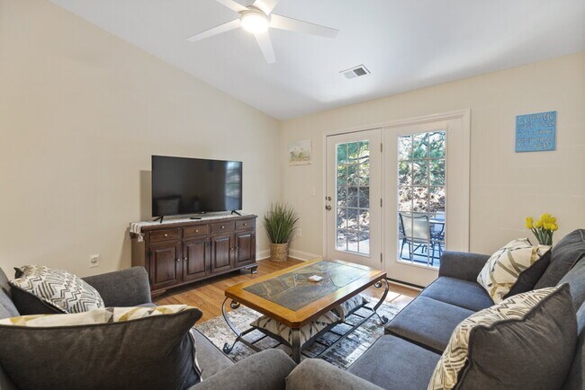 Building Photo - 2 bed, 2 bath, Furnished for Short Term Le...