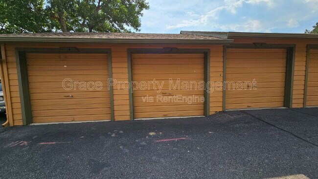 Building Photo - 3335 S Ammons St