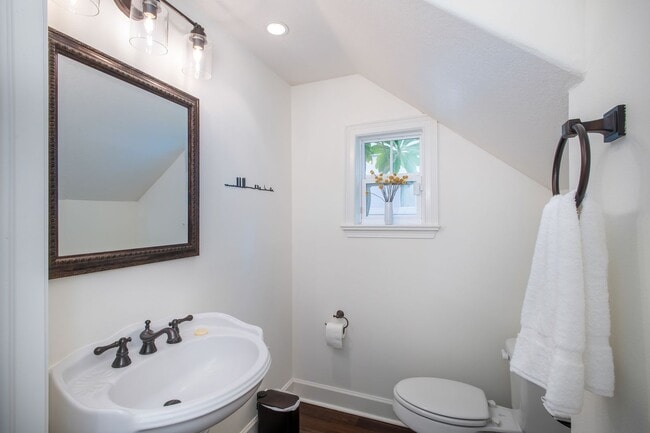 Building Photo - 2 Story, 2 Bed/2.5 Bath, Pool Home Plus Office in Altaloma Heights AVAILABLE NOW!