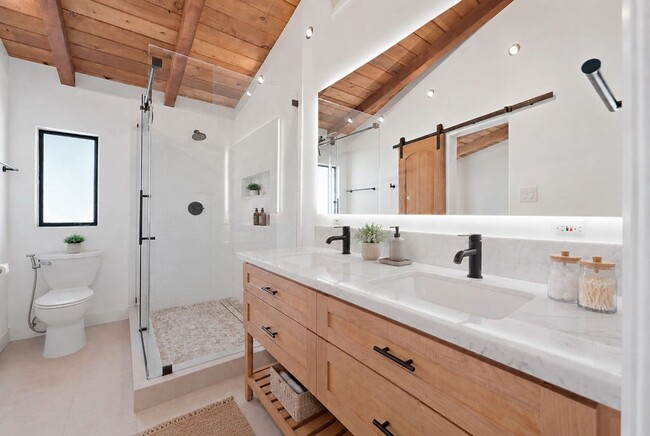 Building Photo - Renovated Coastal Townhome in Prime Santa Monica