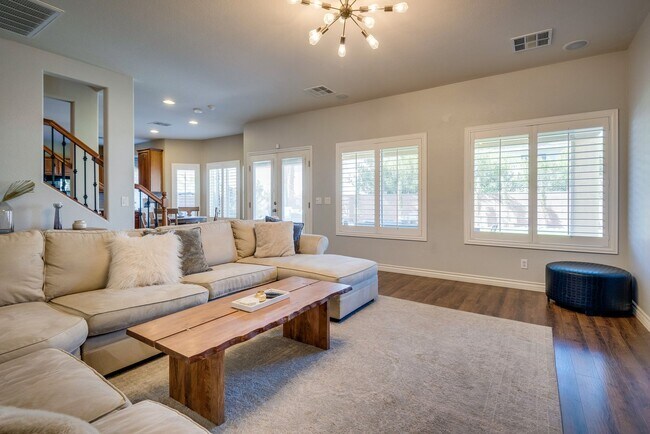 Building Photo - Gated single family home with 4 bed 3 bath...