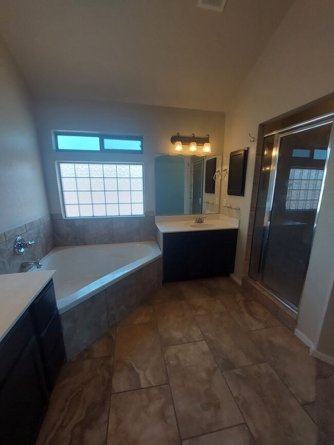 Building Photo - 3 bedroom 2 bathroom beautiful rental ! Available November