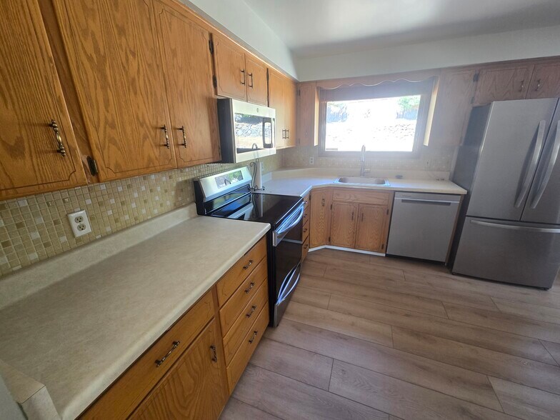 Building Photo - 3010 W Weile Ave
