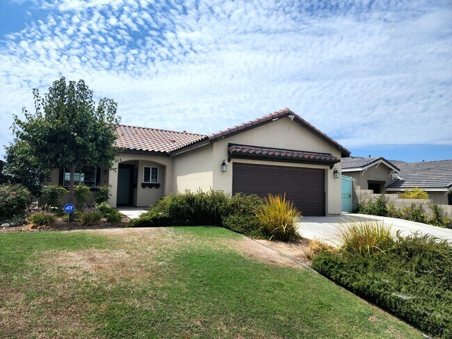 Building Photo - NE Bakersfield 4 bed 2 bath home with sola...
