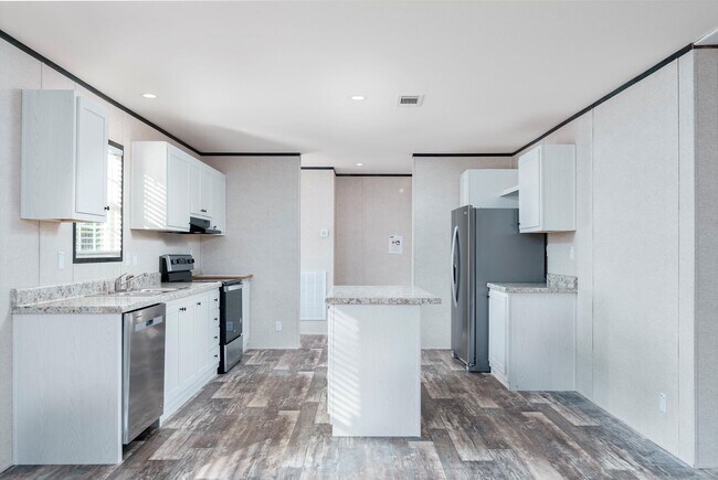 Building Photo - Huge 5 Bedroom 3 Bathroom Hastings Home Located w/ 1 Acre