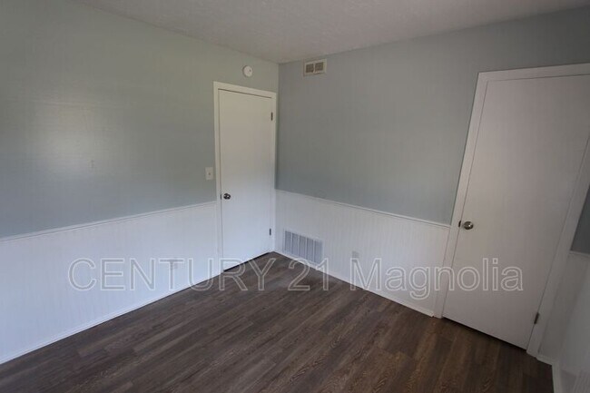 Building Photo - 2071 Fernwood Cir