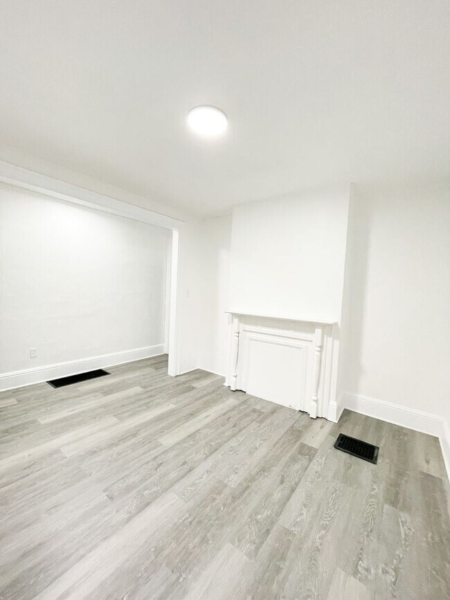 Building Photo - AVAILABLE MAY 2026 - Completely Renovated 2 Bedroom Home!