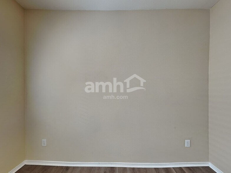 Building Photo - 210 Hilltop Dr