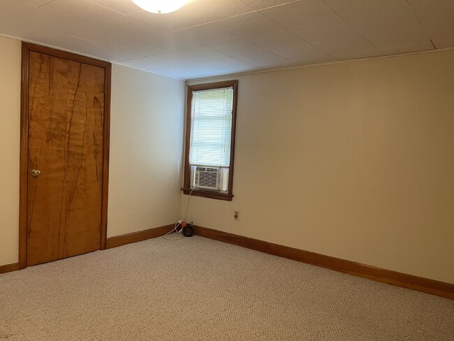 Building Photo - 3 bedroom, 2 bath 15 MINUTES  to Asheville...